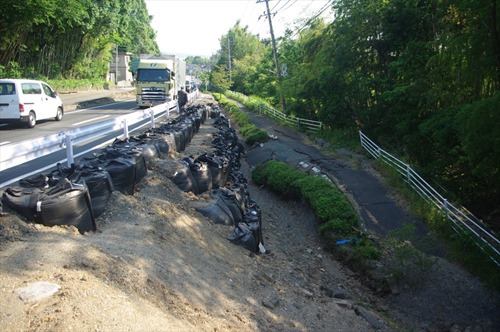 2016年5月23日時点の国道433号 路側帯の植込みから歩道が完全に崩落しています