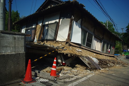 2016年5月23日時点 益城町寺迫地区の酒店 2階が1階の車を押し潰しています