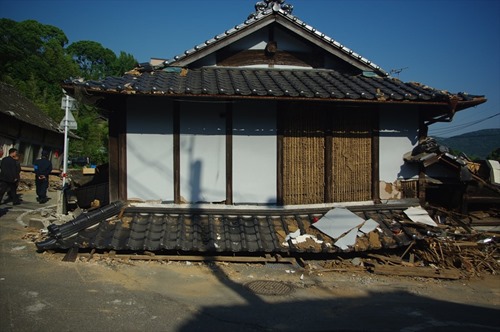 2016年5月23日時点 益城町寺迫地区の家屋B 1階が完全に押し潰されています